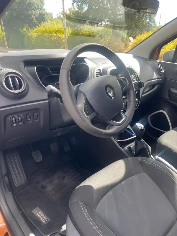 Renault Captur 2017 - 9400 EUR, 103000 km - AUTO.MOTO.pt - 103000km - foto 10 de 13