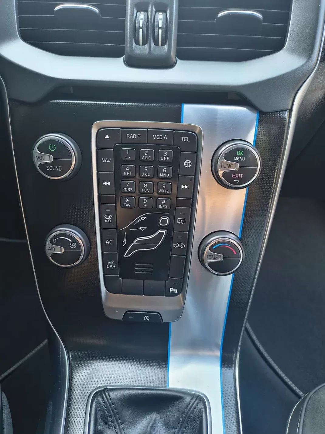 Volvo V40 2015 - 13900 EUR, 181000 km - AUTO.MOTO.pt - 181000km - foto 17 de 28