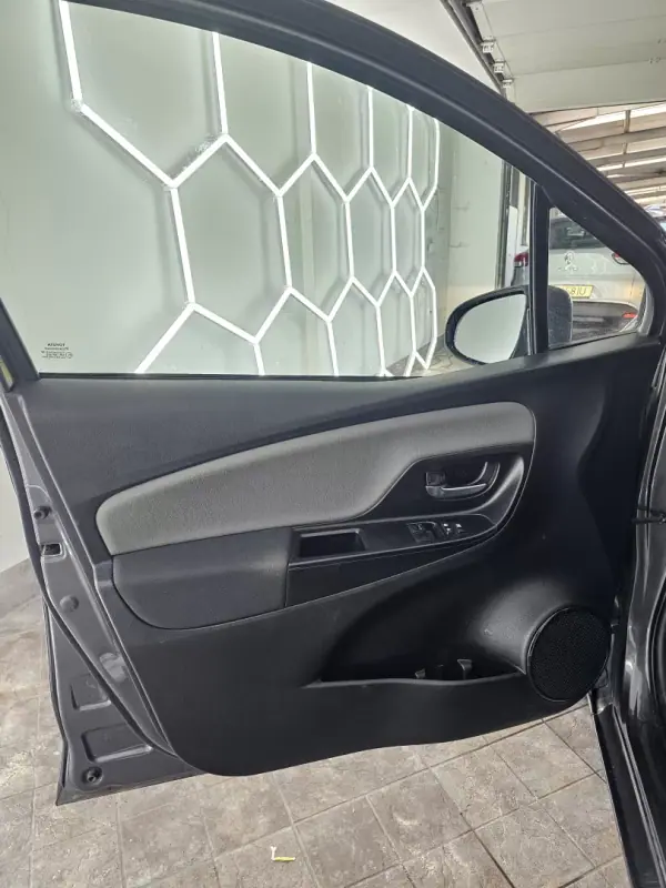 Toyota Yaris 2019 - 13650 EUR, 135421 km - AUTO.MOTO.pt - 135421km - foto 24 de 37