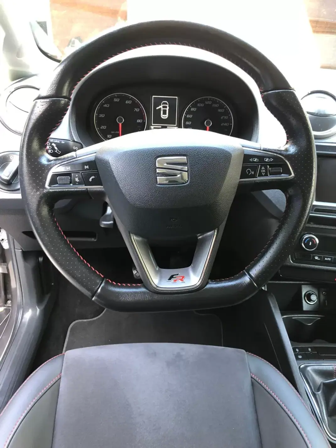 SEAT Ibiza 2016 - 10750 EUR, 142000 km - AUTO.MOTO.pt - 142000km - foto 13 de 33