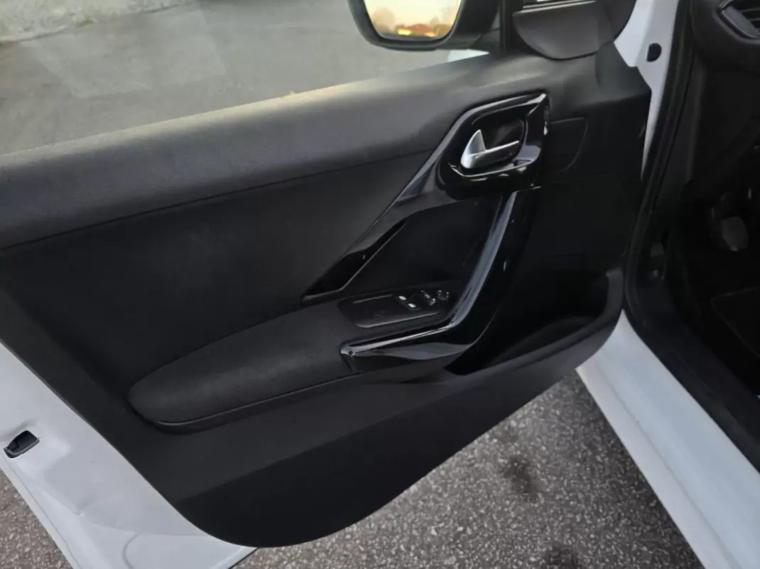 Peugeot 208 2016 - 13990 EUR, 163000 km - AUTO.MOTO.pt - 163000km - foto 25 de 31