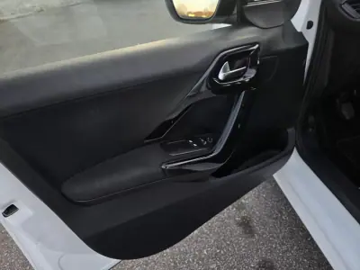 Peugeot 208 2016 - 13990 EUR, 163000 km - AUTO.MOTO.pt - 163000km - foto 25 de 31