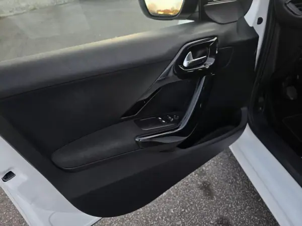 Peugeot 208 2016 - 13990 EUR, 163000 km - AUTO.MOTO.pt - 163000km - foto 25 de 31