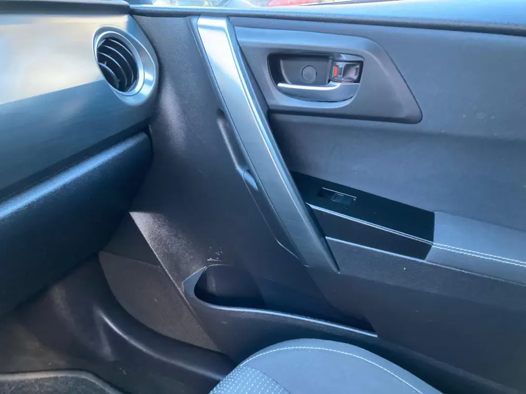 Toyota Auris 2013 - 13250 EUR, 145685 km - AUTO.MOTO.pt - 145685km - foto 11 de 15