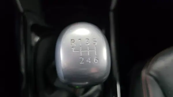 Peugeot 2008 2018 - 12990 EUR, 144000 km - AUTO.MOTO.pt - 144000km - foto 16 de 35