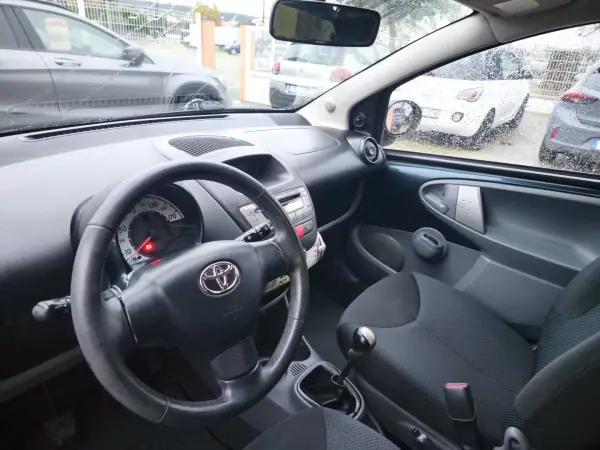 Toyota Aygo 2011 - 5990 EUR, 169000 km - AUTO.MOTO.pt - 169000km - foto 8 de 11