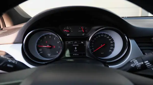 Opel Astra Sports Tourer 2020 - 12999 EUR, 97000 km - AUTO.MOTO.pt - 97000km - foto 18 de 25