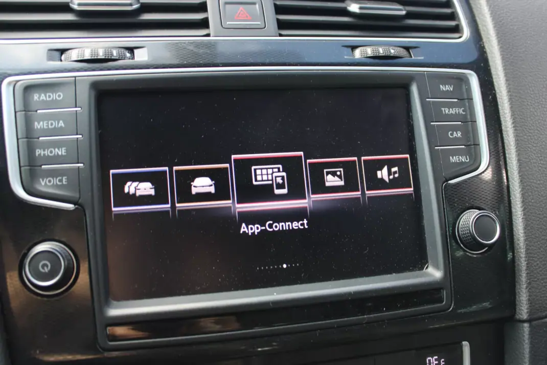 Volkswagen Golf 2015 - 12900 EUR, 233561 km - AUTO.MOTO.pt - 233561km - foto 20 de 27