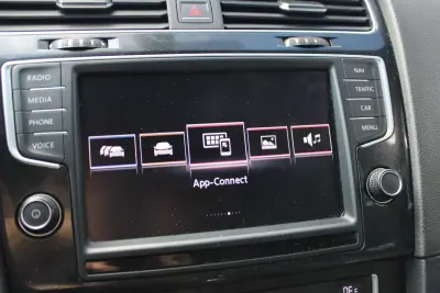 Volkswagen Golf 2015 - 12900 EUR, 233561 km - AUTO.MOTO.pt - 233561km - foto 20 de 27