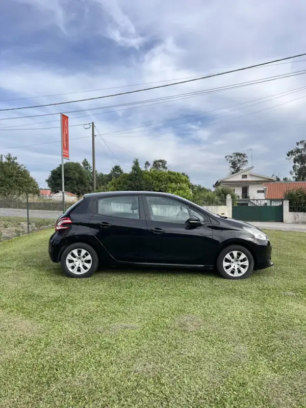 Peugeot 208 2014 - 6800 EUR, 148800 km - AUTO.MOTO.pt - 148800km - foto 6 de 12