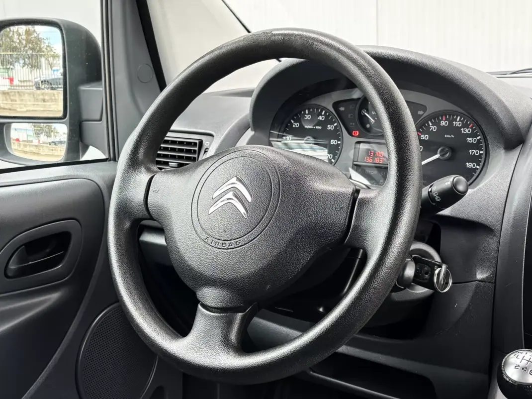 Citroën Jumpy 2015 - 16900 EUR, 135000 km - AUTO.MOTO.pt - 135000km - foto 17 de 39