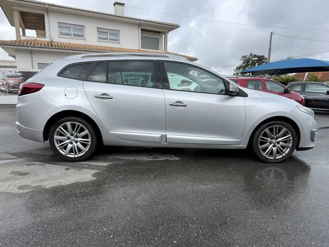 Renault Mégane Sport Tourer 2014 - 7750 EUR, 250000 km - AUTO.MOTO.pt - 250000km - foto 4 de 47