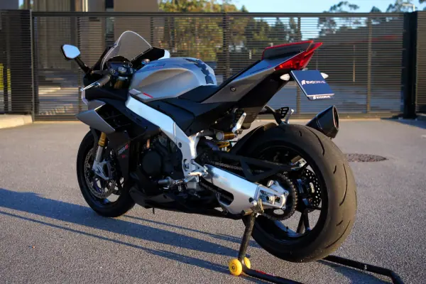 Aprilia RSV 1000 R 2023 - 18750 EUR, 12000 km - AUTO.MOTO.pt - 12000km - foto 10 de 20