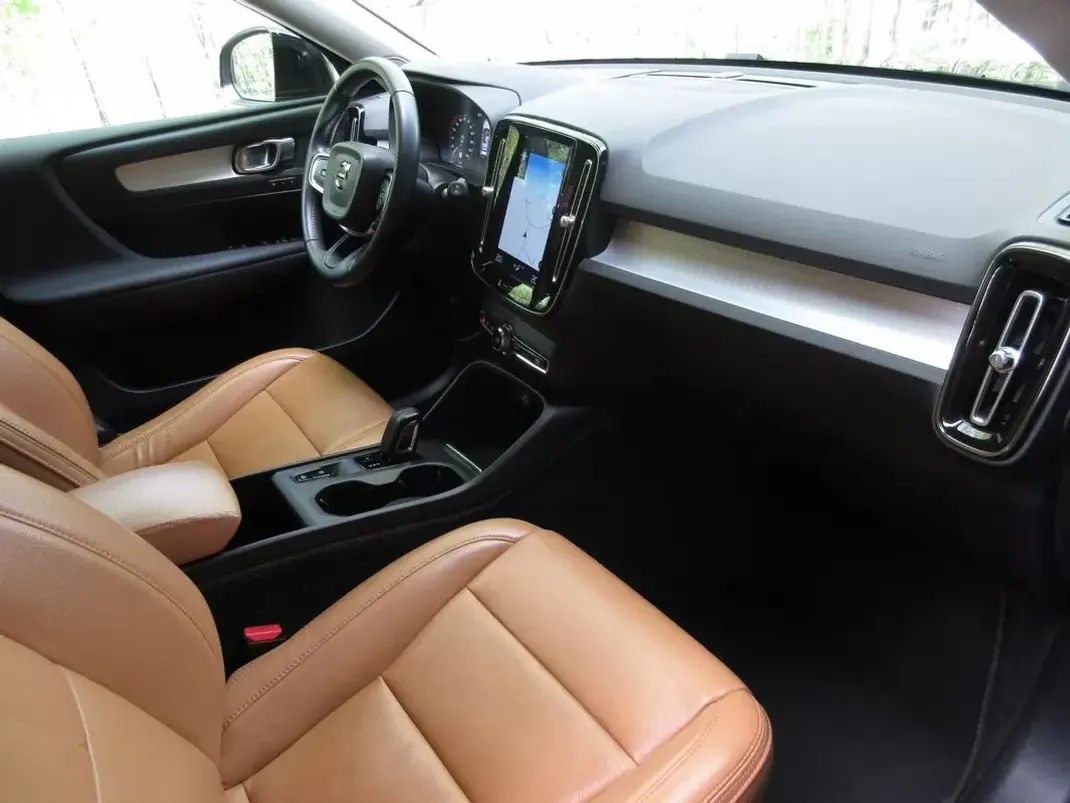 Volvo XC 40 2019 - 29490 EUR, 70000 km - AUTO.MOTO.pt - 70000km - foto 39 de 60