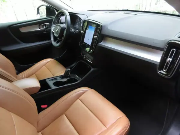 Volvo XC 40 2019 - 29490 EUR, 70000 km - AUTO.MOTO.pt - 70000km - foto 39 de 60