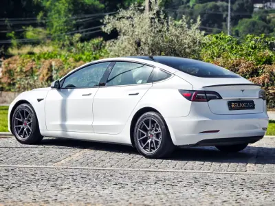 Tesla Model 3 2021 - 24990 EUR, 113300 km - AUTO.MOTO.pt - 113300km - foto 21 de 26