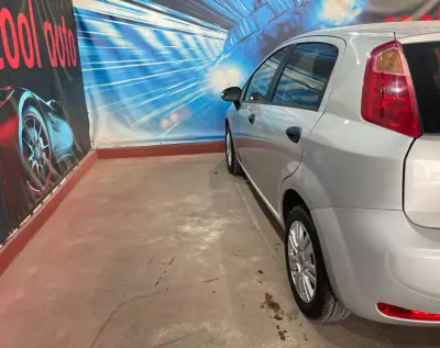 Fiat Punto 2015 - 6250 EUR, 198000 km - AUTO.MOTO.pt - 198000km - foto 15 de 31