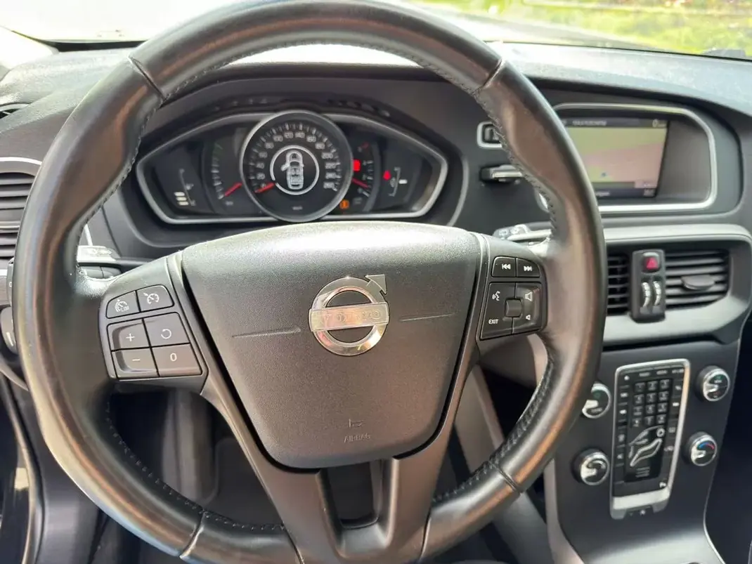 Volvo V40 2014 - 10500 EUR, 169600 km - AUTO.MOTO.pt - 169600km - foto 29 de 32