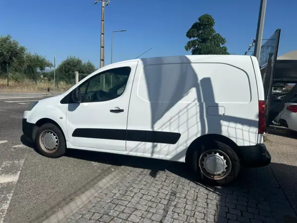 Peugeot Partner 2010 - 8900 EUR, 217259 km - AUTO.MOTO.pt - 217259km - foto 3 de 20