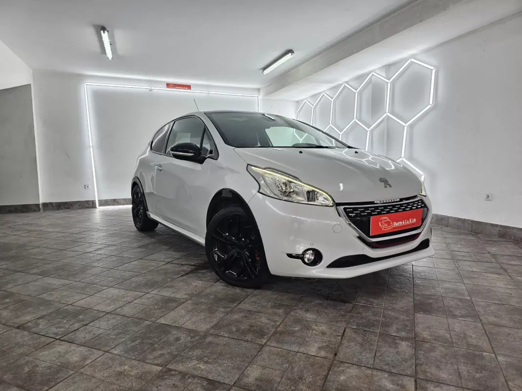 Peugeot 208 2015 - 16650 EUR, 121757 km - AUTO.MOTO.pt - 121757km - foto 1 de 38
