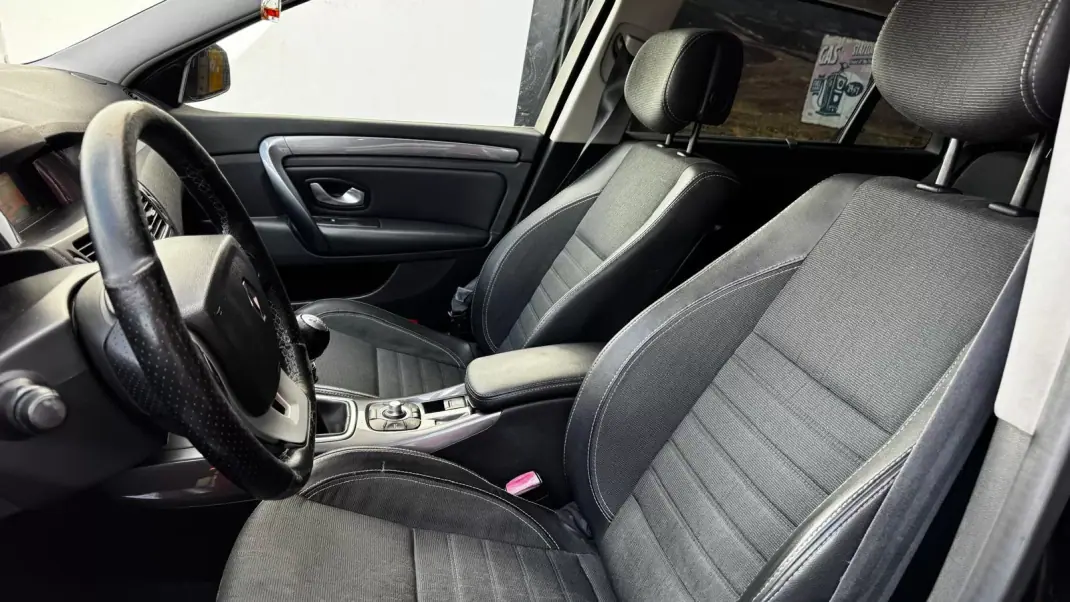 Renault Laguna 2010 - 5750 EUR, 374496 km - AUTO.MOTO.pt - 374496km - foto 7 de 15