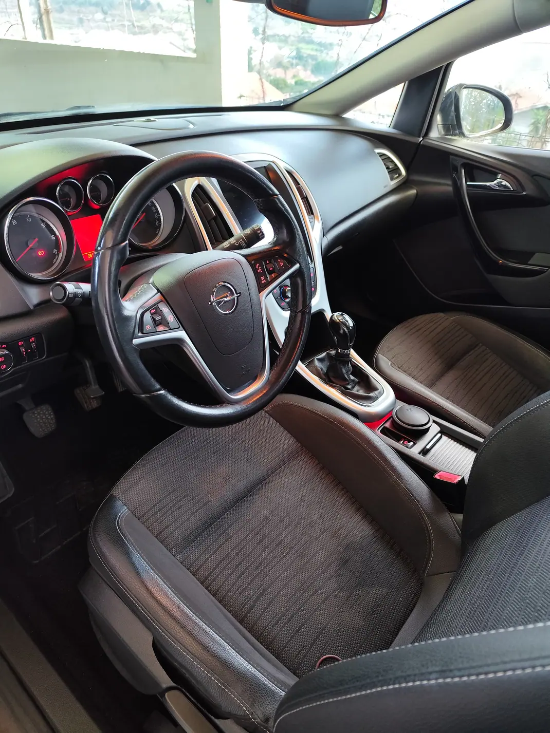 Opel Astra Sports Tourer 2015 - 5600 EUR, 203000 km - AUTO.MOTO.pt - 203000km - foto 8 de 11