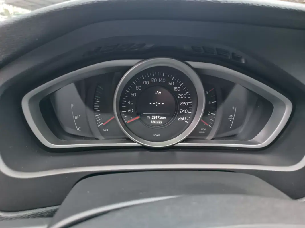 Volvo V40 2017 - 12850 EUR, 130000 km - AUTO.MOTO.pt - 130000km - foto 11 de 14