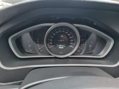 Volvo V40 2017 - 12850 EUR, 130000 km - AUTO.MOTO.pt - 130000km - foto 11 de 14