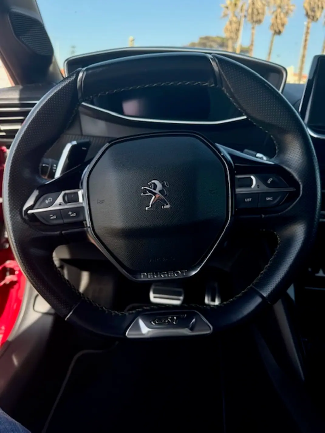 Peugeot 208 2019 - 13900 EUR, 75000 km - AUTO.MOTO.pt - 75000km - foto 15 de 19