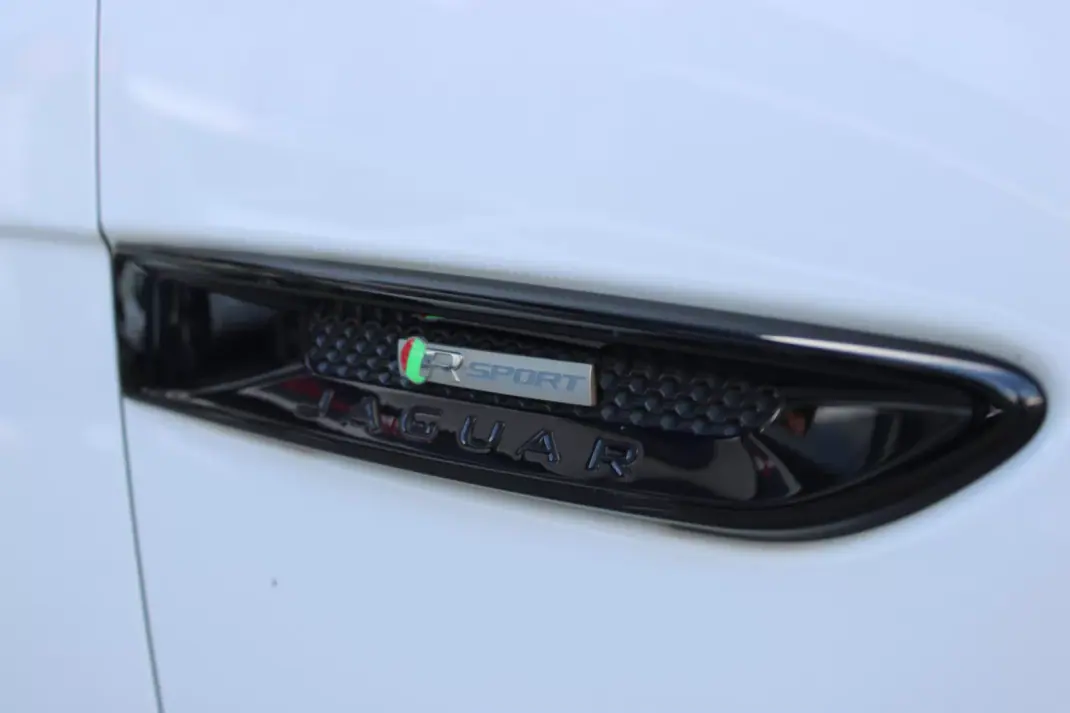 Jaguar XE 2018 - 17900 EUR, 184933 km - AUTO.MOTO.pt - 184933km - foto 15 de 18