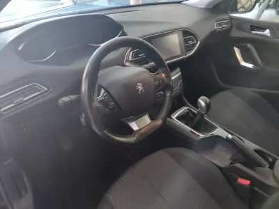 Peugeot 308 2016 - 9999 EUR, 145000 km - AUTO.MOTO.pt - 145000km - foto 9 de 18
