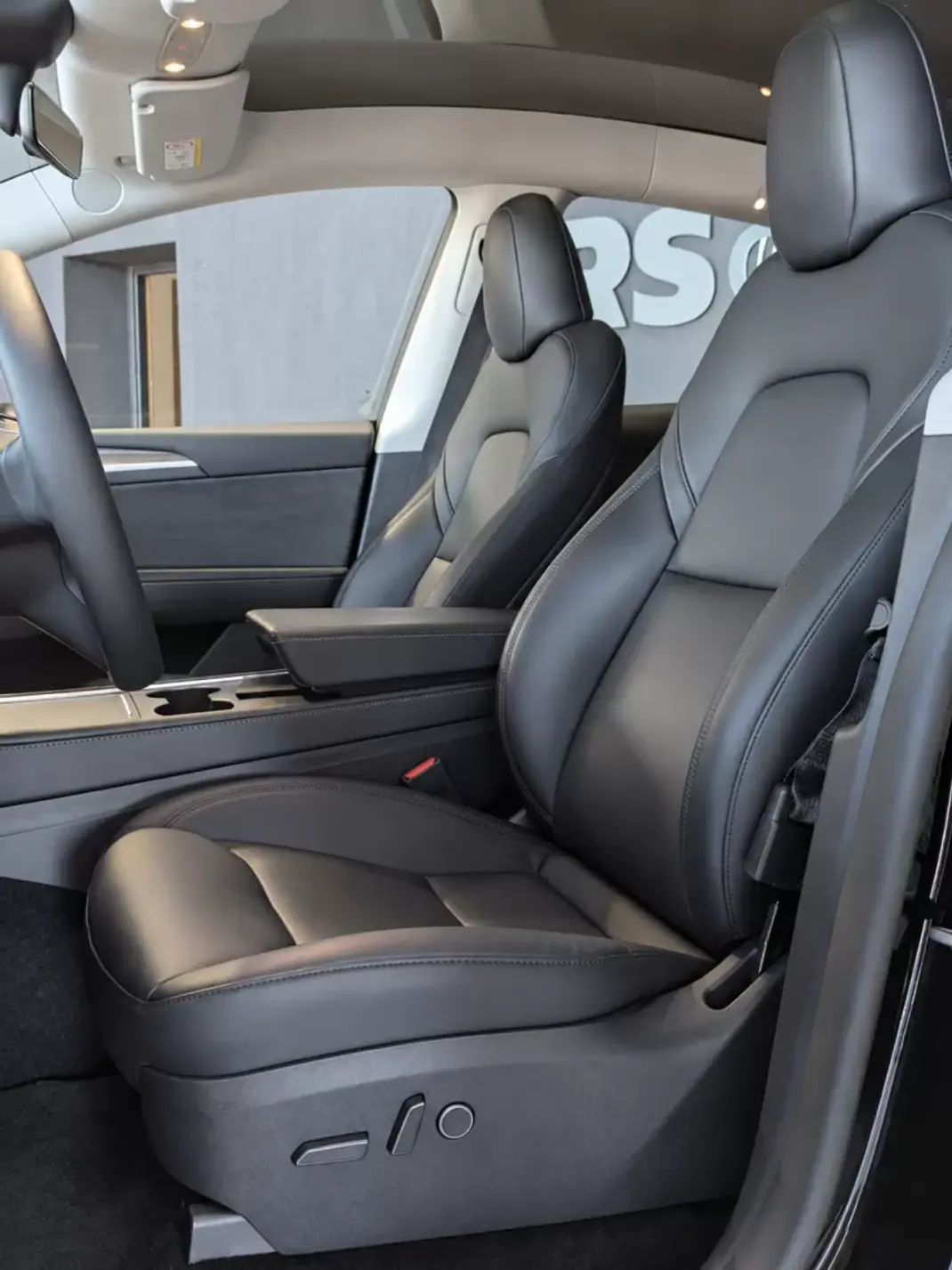 Tesla Model Y 2023 - 38490 EUR, 74953 km - 74953km - foto 22 de 25