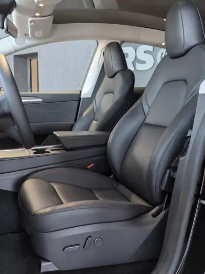Tesla Model Y 2023 - 38490 EUR, 74953 km - 74953km - foto 22 de 25