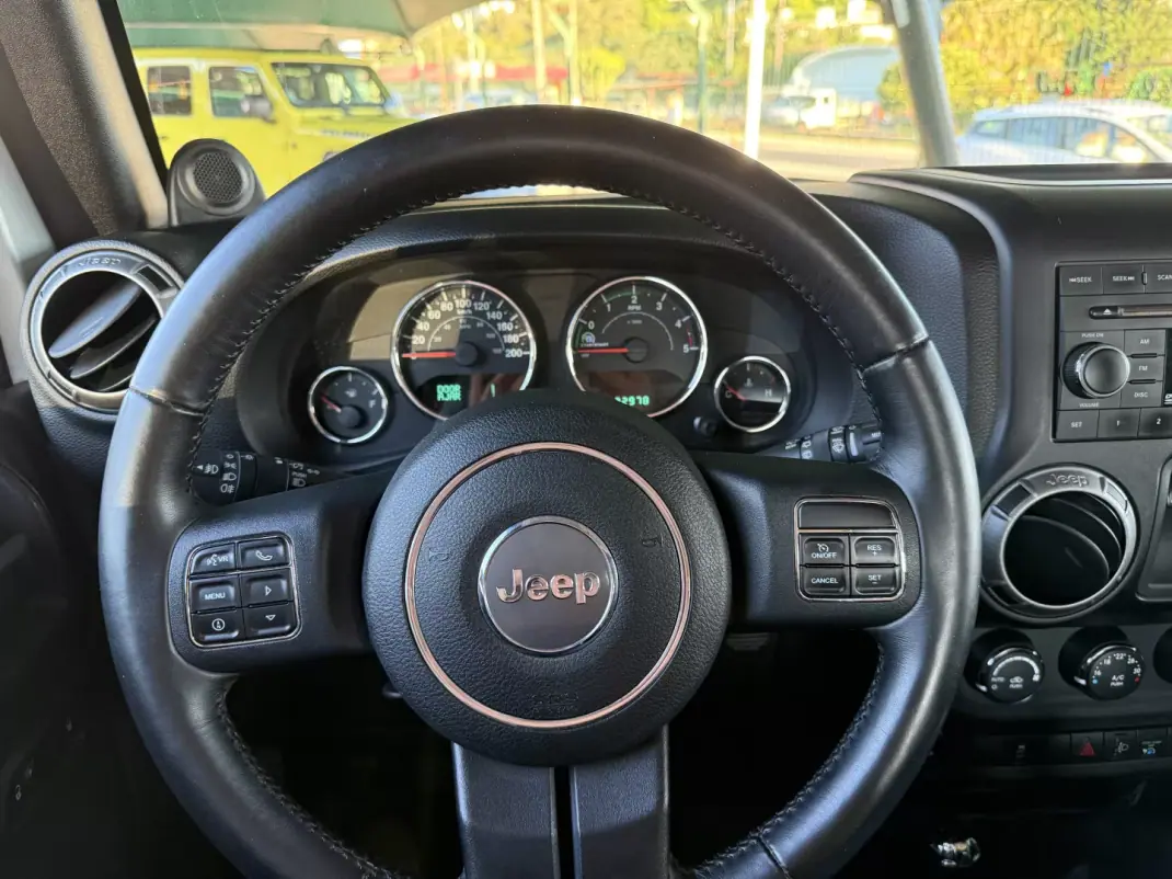 Jeep Avenger 2015 - 38600 EUR, 32000 km - AUTO.MOTO.pt - 32000km - foto 7 de 15