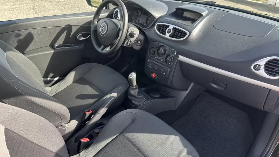 Renault Clio 2009 - 4500 EUR, 254000 km - AUTO.MOTO.pt - 254000km - foto 9 de 17