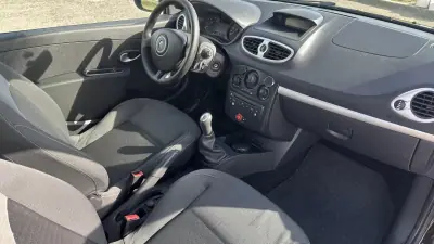 Renault Clio 2009 - 4500 EUR, 254000 km - AUTO.MOTO.pt - 254000km - foto 9 de 17