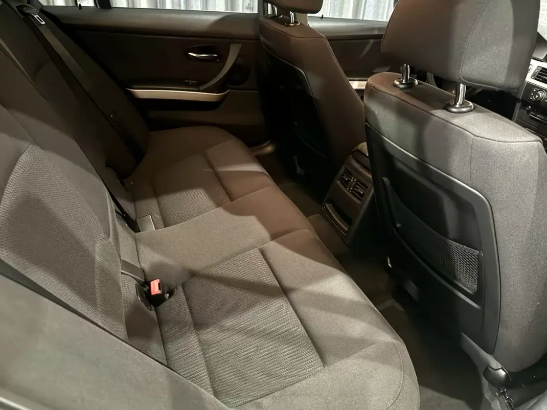 BMW 318 2011 - 8490 EUR, 341000 km - AUTO.MOTO.pt - 341000km - foto 8 de 14