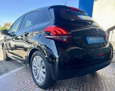 Peugeot 208 2017 - 9950 EUR, 147000 km - AUTO.MOTO.pt - 147000km - foto 7 de 24
