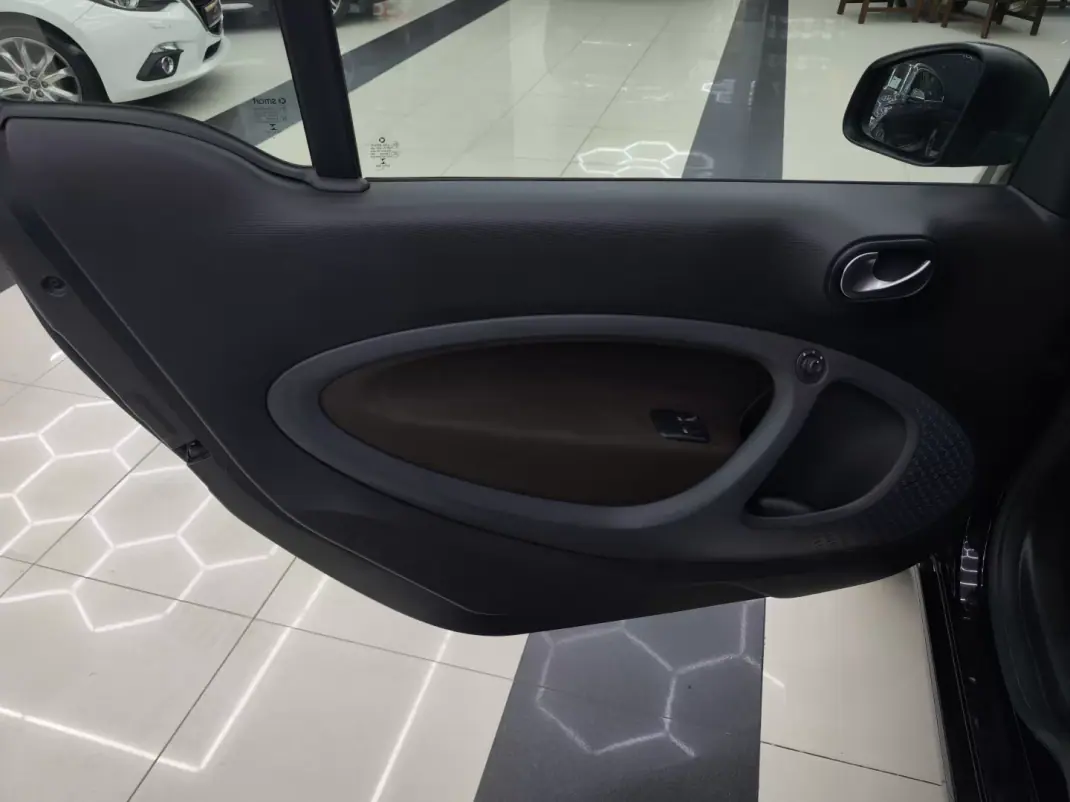 Smart ForTwo Coupé 2018 - 13450 EUR, 110509 km - AUTO.MOTO.pt - 110509km - foto 18 de 33