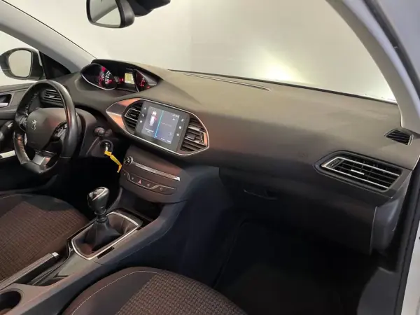 Peugeot 308 2019 - 11250 EUR, 107000 km - AUTO.MOTO.pt - 107000km - foto 14 de 27