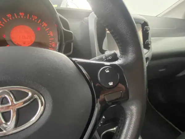 Toyota Aygo 2015 - 9850 EUR, 116267 km - AUTO.MOTO.pt - 116267km - foto 17 de 34