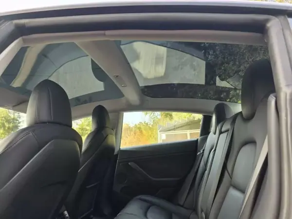 Tesla Model 3 2021 - 27499 EUR, 74631 km - 74631km - foto 29 de 34