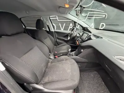 Peugeot 208 2017 - 8450 EUR, 147931 km - AUTO.MOTO.pt - 147931km - foto 8 de 9
