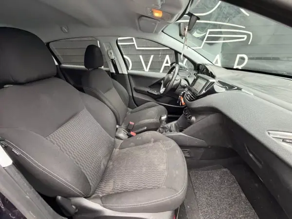 Peugeot 208 2017 - 8450 EUR, 147931 km - AUTO.MOTO.pt - 147931km - foto 8 de 9