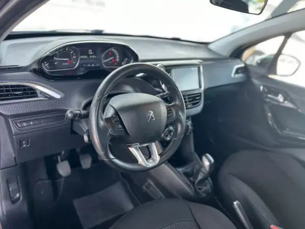 Peugeot 208 2017 - 8500 EUR, 165000 km - AUTO.MOTO.pt - 165000km - foto 8 de 10