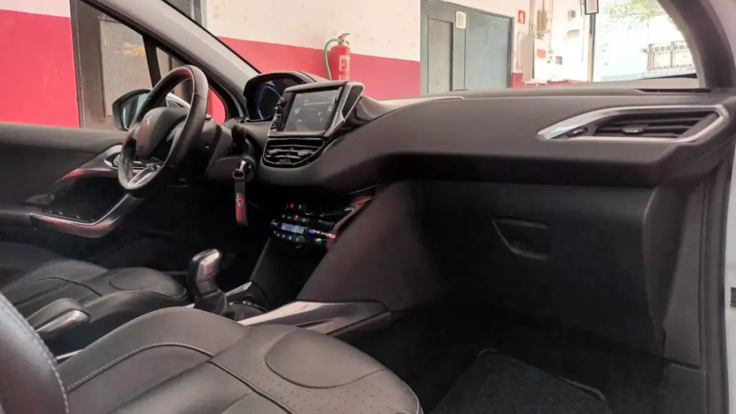 Peugeot 2008 2015 - 11490 EUR, 92490 km - AUTO.MOTO.pt - 92490km - foto 55 de 72