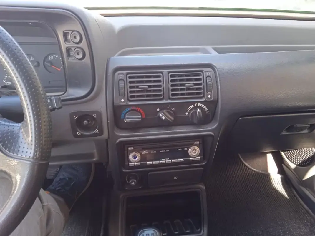 Ford Escort Cabrio 1988 - 7500 EUR, 91460 km - AUTO.MOTO.pt - 91460km - foto 11 de 12