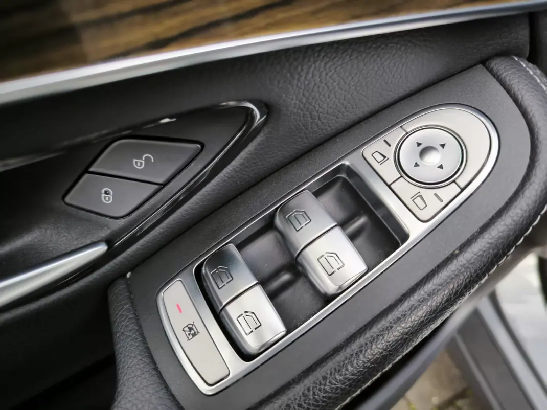 Mercedes-Benz GLC 300 2020 - 36950 EUR, 97454 km - AUTO.MOTO.pt - 97454km - foto 34 de 42
