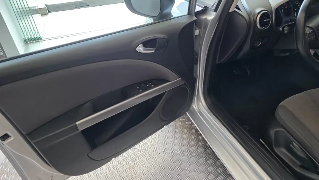 SEAT Leon 2011 - 8900 EUR, 188295 km - AUTO.MOTO.pt - 188295km - foto 36 de 52