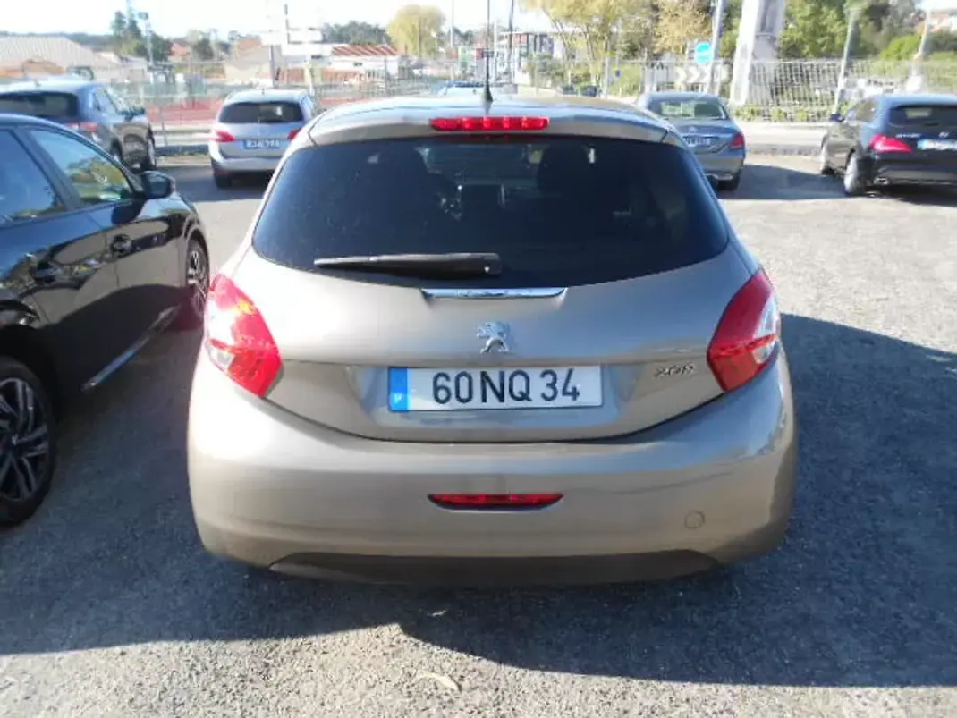 Peugeot 208 2013 - 9900 EUR, 99398 km - AUTO.MOTO.pt - 99398km - foto 7 de 12